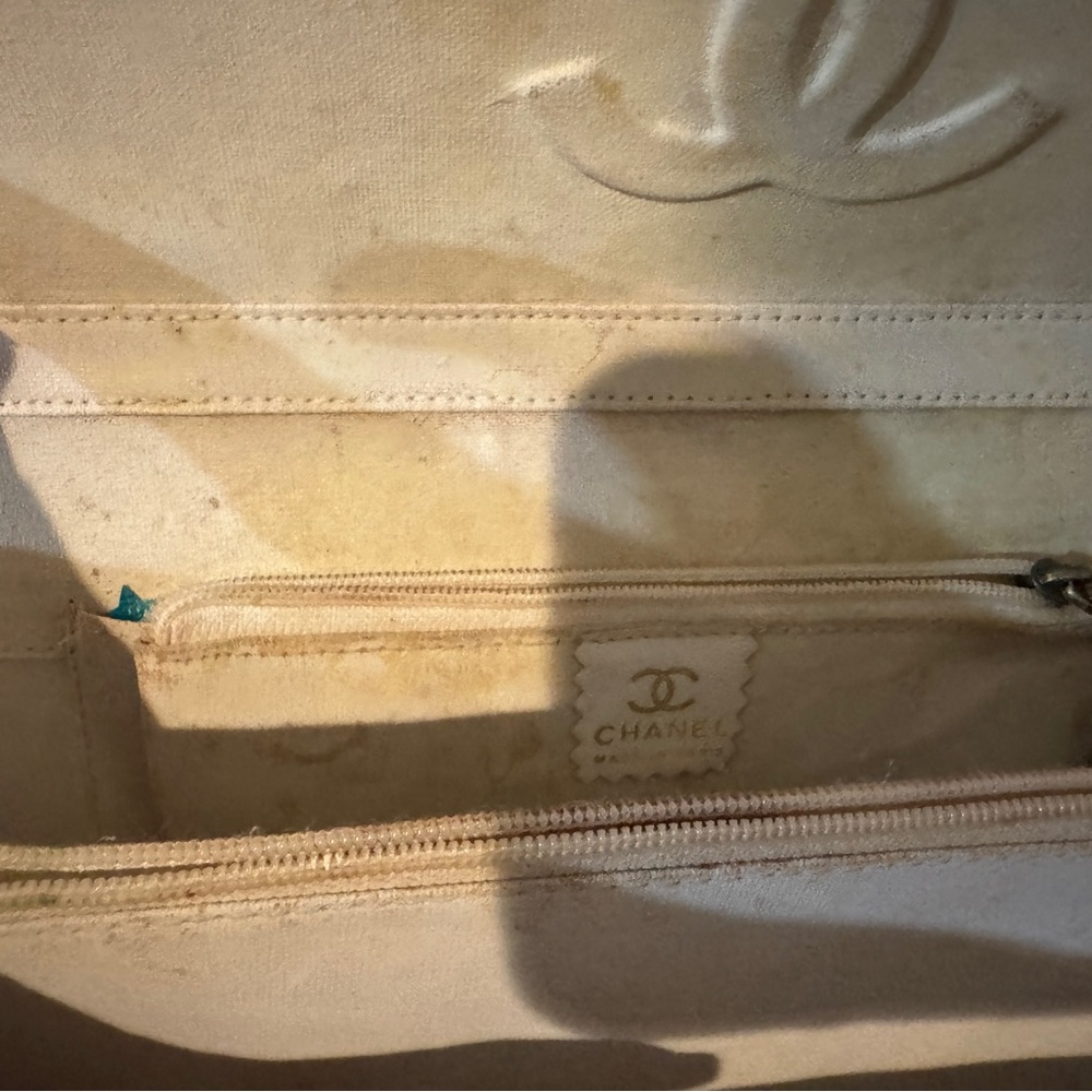 CHANEL White Quilted Clutch with Gold Logo - Picture 7 of 9